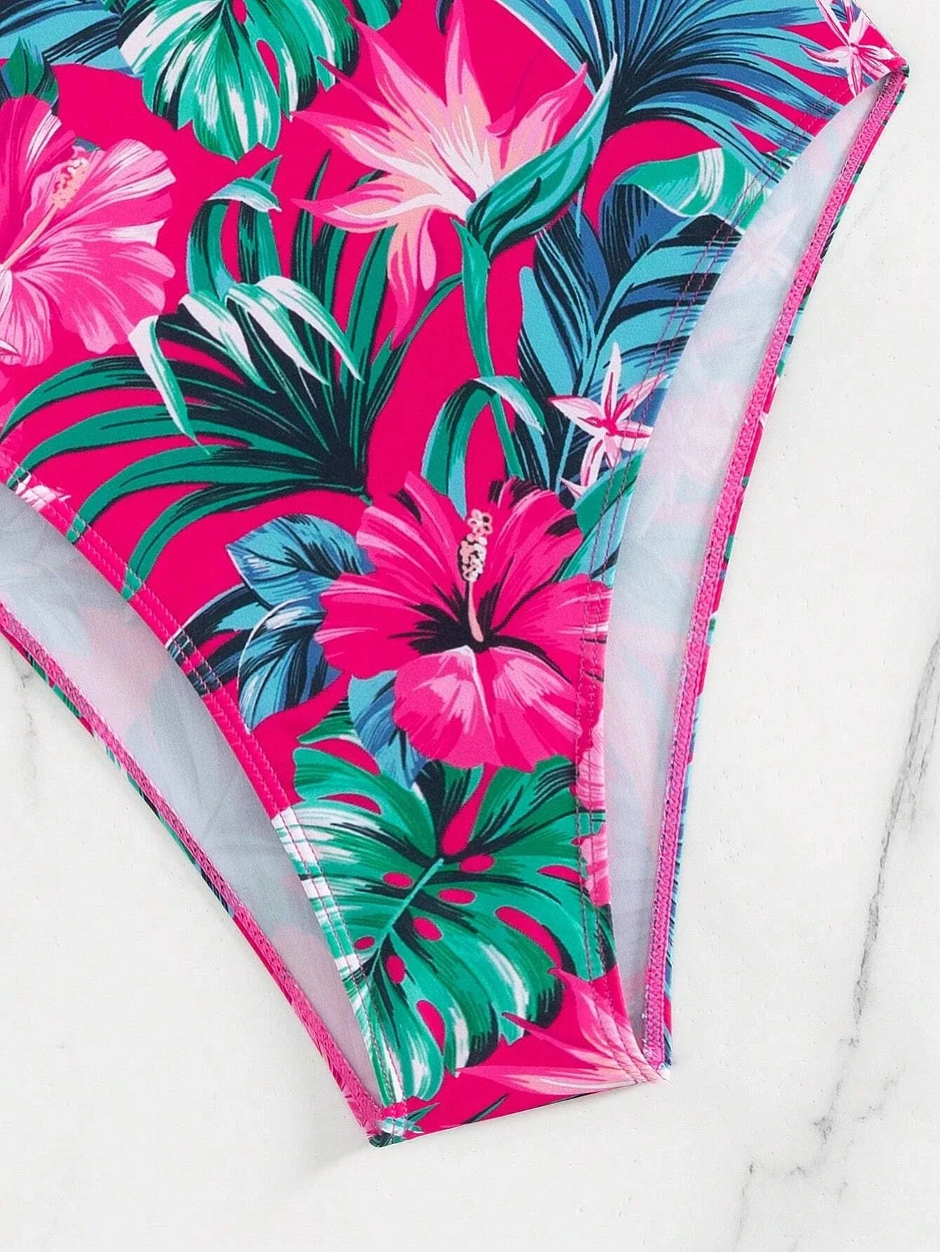 Une pièce fleuri tropical light